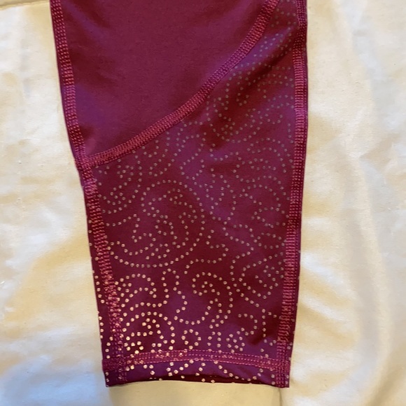Large Old Navy go dry leggings maroon - Picture 5 of 5